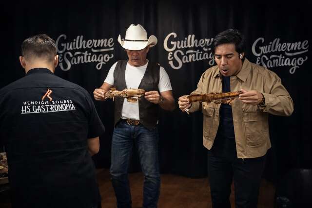 No Festival do Peixe, Guilherme e Santiago provam jacar&eacute; no camarim