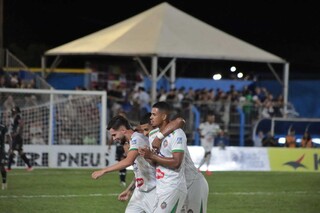 Robinho marca ap&oacute;s p&ecirc;nalti e Oper&aacute;rio segura vantagem na decis&atilde;o