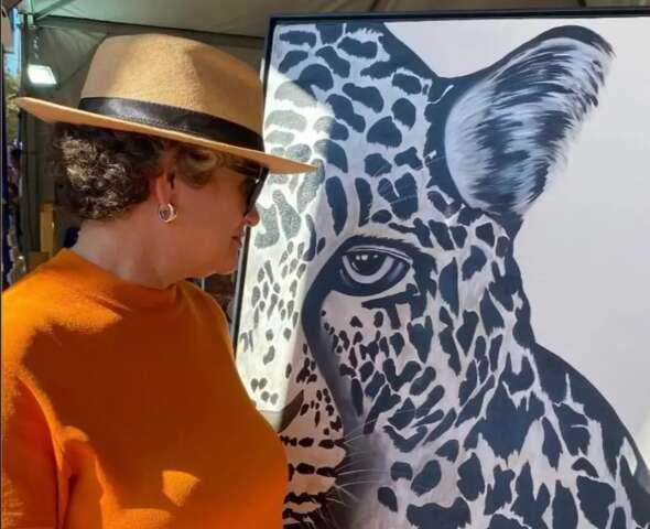 Perto da aposentadoria, M&ocirc;nica descobriu talento pintando on&ccedil;as