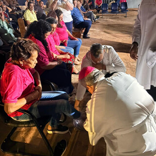 Missa de lava-p&eacute;s leva arcebispo a casas de apoio da Capital