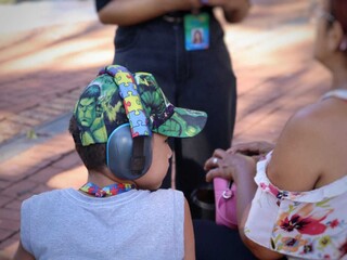 Com bal&otilde;es azuis, apoiadores da causa autista v&atilde;o &agrave;s ruas lutar por inclus&atilde;o