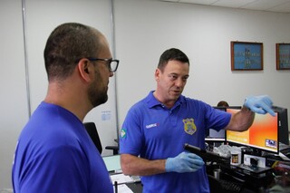 &ldquo;Deu hit&rdquo;: aparelho de R$ 1,7 milh&atilde;o e peritos revelam DNA de arma em crimes 