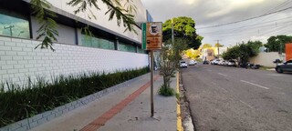 Homem em surto ataca aluno e funcion&aacute;ria na sa&iacute;da de escola