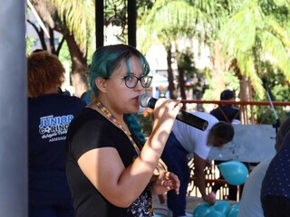 Com bal&otilde;es azuis, apoiadores da causa autista v&atilde;o &agrave;s ruas lutar por inclus&atilde;o