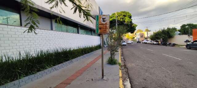 Homem em surto ataca aluno e funcion&aacute;ria na sa&iacute;da de escola