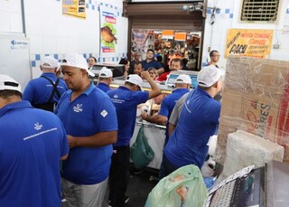 Peixarias triplicam equipe para atender demanda elevada da Semana Santa