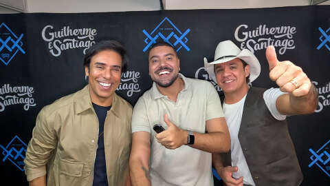 No Festival do Peixe, Guilherme e Santiago provam jacar&eacute; no camarim