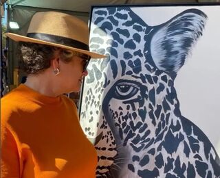 Perto da aposentadoria, Mônica descobriu talento pintando onças