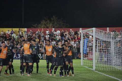 Oper&aacute;rio vira com L&eacute;o Fenga e fica perto do tricampeonato