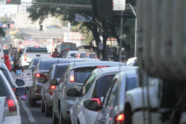 Abril exige licenciamento de ve&iacute;culos com placas finais 1 e 2 
