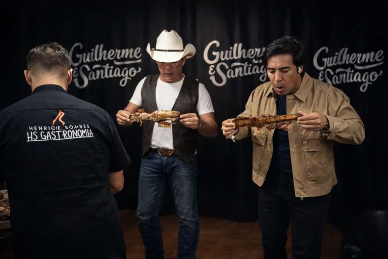 No Festival do Peixe, Guilherme e Santiago provam jacaré no camarim