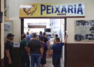 Peixarias triplicam equipe para atender demanda elevada da Semana Santa