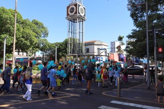 Com bal&otilde;es azuis, apoiadores da causa autista v&atilde;o &agrave;s ruas lutar por inclus&atilde;o