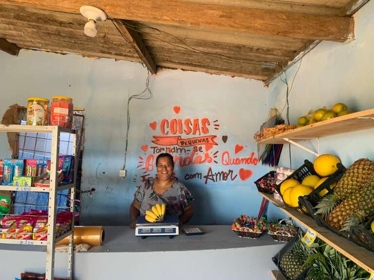 Após diagnóstico de hanseníase, frutaria vira salvação de família