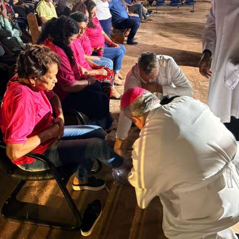 Missa de lava-p&eacute;s leva arcebispo a casas de apoio da Capital