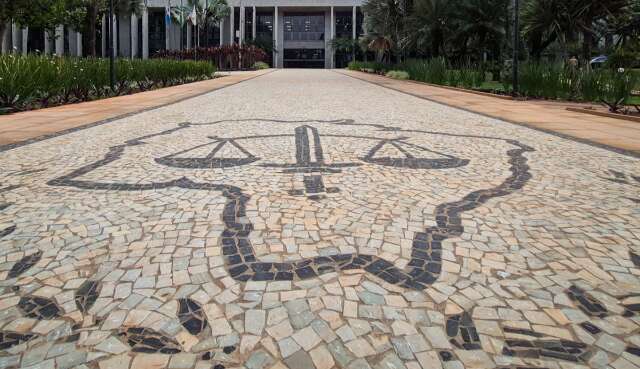 Estado enfrenta &ldquo;avalanche&rdquo; de a&ccedil;&otilde;es de professores cobrando f&eacute;rias