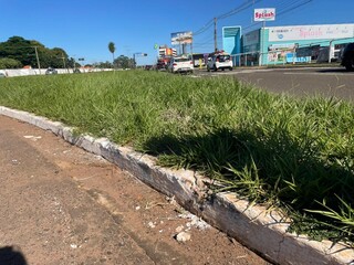 Motociclista morre ap&oacute;s colidir contra meio-fio na Duque de Caxias