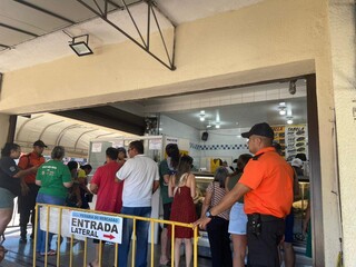 Apesar de filas, comerciantes garantem que ningu&eacute;m ficar&aacute; sem peixe no almo&ccedil;o