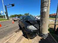 Motorista perde controle da dire&ccedil;&atilde;o e bate em poste em frente ao CMO