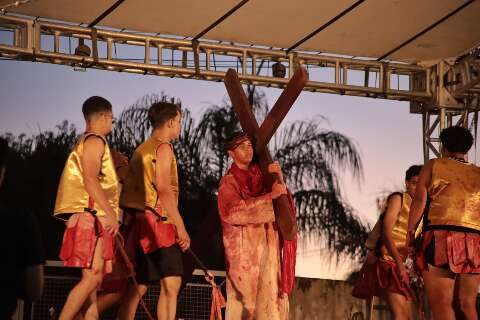 Sem prociss&atilde;o ap&oacute;s 30 anos, Via Sacra emociona fi&eacute;is nas Moreninhas