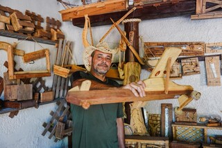 Paulo trocou 30 anos de pedreiro por oficina de brinquedos reciclados