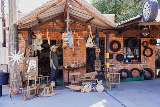Paulo trocou 30 anos de pedreiro por oficina de brinquedos reciclados