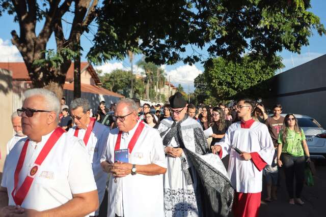 Prociss&atilde;o e beijo da cruz marcam Sexta-feira Santa na Capital