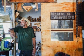 Paulo trocou 30 anos de pedreiro por oficina de brinquedos reciclados