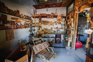 Paulo trocou 30 anos de pedreiro por oficina de brinquedos reciclados