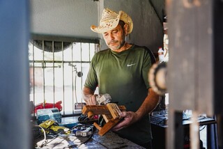 Paulo trocou 30 anos de pedreiro por oficina de brinquedos reciclados