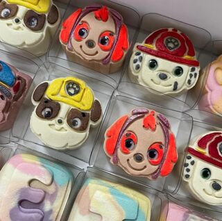 Brigadeiros viram arte com temas de super-herói e até festas típicas