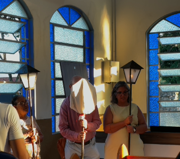 &ldquo;N&atilde;o &eacute; sacrif&iacute;cio, &eacute; uma b&ecirc;n&ccedil;&atilde;o&rdquo;: fi&eacute;is madrugam para relembrar a Via-Sacra