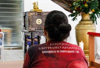 &ldquo;N&atilde;o &eacute; sacrif&iacute;cio, &eacute; b&ecirc;n&ccedil;&atilde;o&rdquo;, dizem fi&eacute;is que madrugaram na Sexta-feira Santa