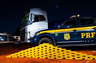 Caminhoneiro &eacute; preso com 84 kg de coca&iacute;na e R$ 195 mil em esp&eacute;cie escondidos