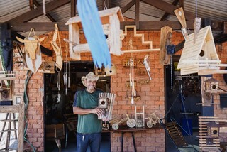 Paulo trocou 30 anos de pedreiro por oficina de brinquedos reciclados