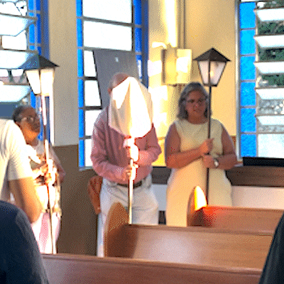 &ldquo;N&atilde;o &eacute; sacrif&iacute;cio, &eacute; uma b&ecirc;n&ccedil;&atilde;o&rdquo;: fi&eacute;is madrugam para relembrar a Via-Sacra