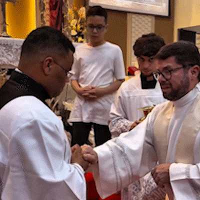 Padre n&atilde;o segura o choro e Lava-p&eacute;s emociona em par&oacute;quia da Capital