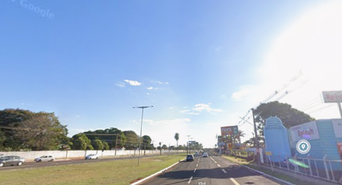 Motociclista morre ap&oacute;s colidir contra meio-fio na Avenida Duque de Caxias