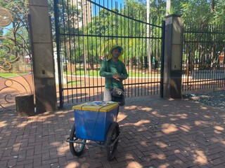 Principal pra&ccedil;a da cidade fecha no feriado por conta de corte de gastos