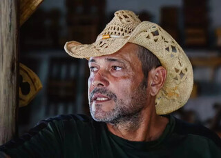 Paulo trocou 30 anos de pedreiro por oficina de brinquedos reciclados