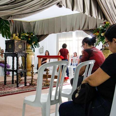 &ldquo;N&atilde;o &eacute; sacrif&iacute;cio, &eacute; b&ecirc;n&ccedil;&atilde;o&rdquo;, dizem fi&eacute;is que madrugaram na Sexta-feira Santa