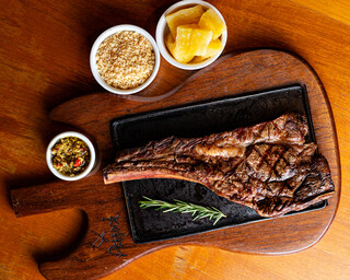 Parrock aposta em noite tem&aacute;tica antes do show do Guns N&rsquo; Roses