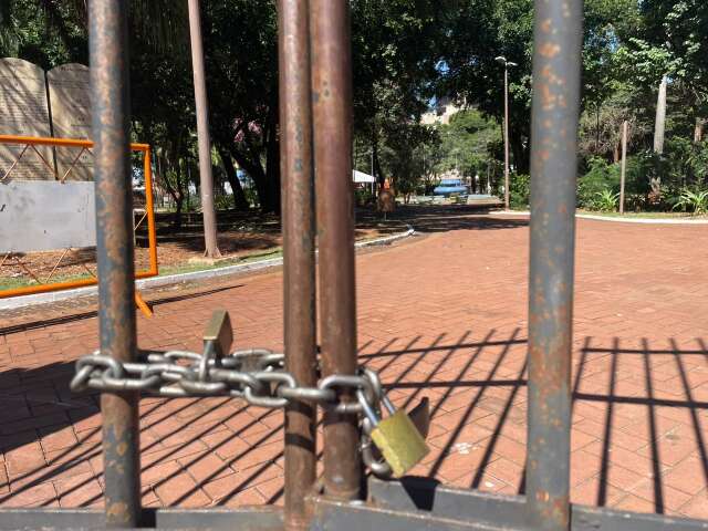 Principal pra&ccedil;a da cidade fecha no feriado por conta de corte de gastos