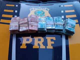 Caminhoneiro &eacute; preso com 84 kg de coca&iacute;na e R$ 195 mil em esp&eacute;cie escondidos