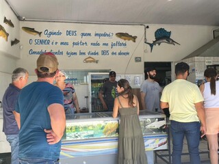 Apesar de filas, comerciantes garantem que ningu&eacute;m ficar&aacute; sem peixe no almo&ccedil;o