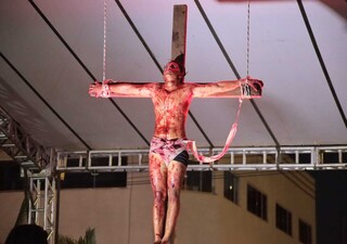 Sem prociss&atilde;o ap&oacute;s 30 anos, Via Sacra emociona fi&eacute;is nas Moreninhas