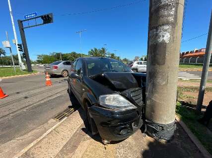Motorista perde controle da dire&ccedil;&atilde;o e bate em poste em frente ao CMO