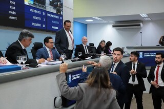 Vereadores analisam vetos à divulgação de contrato e uso de câmera para multa Vereadores analisam vetos à divulgação de contrato e uso de câmera para multa