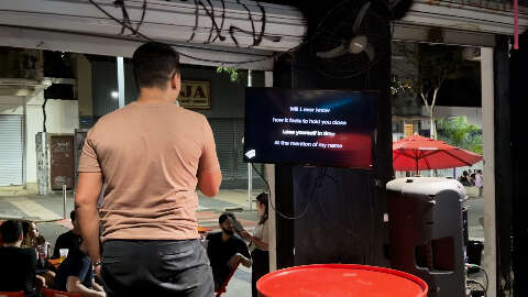 Cheio de talentos, karaok&ecirc; da 14 entrega vozes sabor The Voice