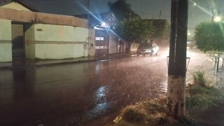 Sábado termina com chuva forte em alguns bairros de Campo Grande Sábado termina com chuva forte em alguns bairros de Campo Grande